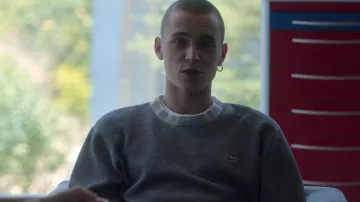 Suéter gris de cuello redondo usado por Ander (Arón Piper) como se ve en Elite (S03E06)