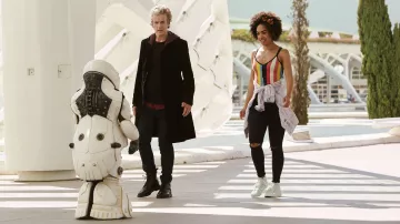 Rainbow Stripe Bodysuit of Bill (Pearl Mackie) in Doctor Who (S10E02)