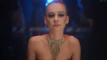 Gold necklace worn by Carla (Ester Expósito) in Elite (S03E01)