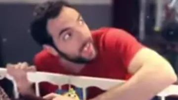 Le t-shirt rouge de David Mora dans Scènes de ménages