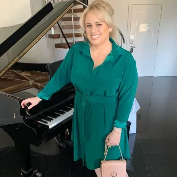 Kate Spade New York Amelia Small Flap Shoulder Bag of Rebel Wilson on the Instagram account @rebelwilson