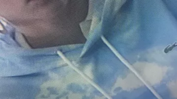 Pull lacoste  portée par rebeca  claudia salas  dans la série Élite