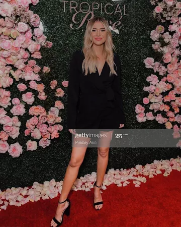 Steve Madden Dillon Sandalias usadas por Mykenna Dorn Tropical Rose Party marzo 11, 2020