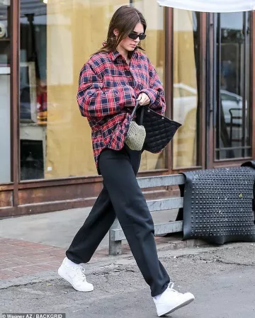 Carolina lemke Crépuscule 55mm Rectangle Lunettes de soleil portées par Kendall Jenner Alfred Café au 9 Mars 2020