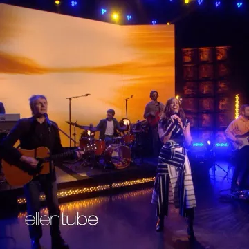 Monse Racing Stripe Print Belt usado por Mandy Moore The Ellen Show 10 de marzo de 2020