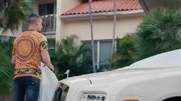 Le jean noir de Maes dans son clip Blanche feat. Booba