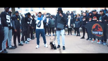Les Baskets Noir de Koba LaD en Denzo - La sacoche (feat. Koba Lad) (video musical oficial)