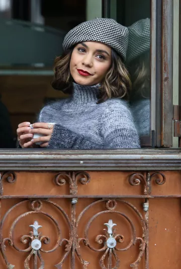 Gorra de sombrero usada por Vanessa Hudgens en el set del segundo acto en Brooklyn 26/10/2017 