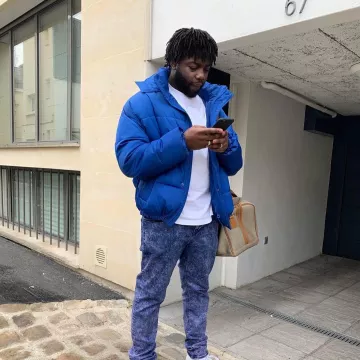La doudoune bleue portée par Lonni sur son compte Instagram @lonnizer