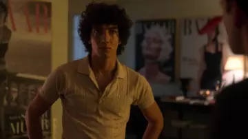 White knitted polo shirt worn by Valerio (Jorge Lopez) in Elite S03E06
