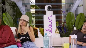 Le body noir Brooklyn porté par Angèle dans Love Island France (S01E11)