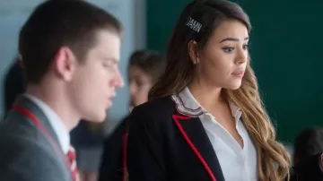 The hair pin with crystal rhinestones of Lu (Danna Paola) in Elite (S03E01)