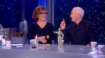Vince camuto Noir Frange V-Cou Chandail porté par Joy Behar sur Le point de Vue le 10 Mars 2020
