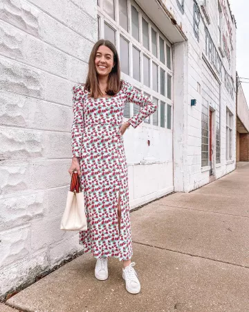 Clare v. Bateau Tote worn by Liz Adams on the Instagram account @lizadams