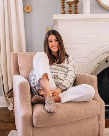 White Pants of Liz Adams on the Instagram account @lizadams