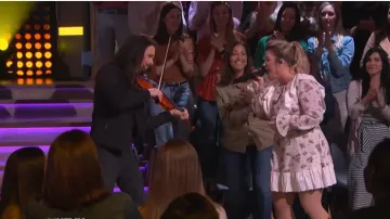 Asos design Broderie Ruffle Skater Mini Vestido en Ditsy Estampado floral usado por Kelly Clarkson en The Kelly Clarkson Show 12 de marzo de 2020