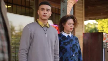 Bleu imprimé léopard mohair ras du cou chandail de Viv Allen (Aurora Burghart) en octobre Faction (S01E01)