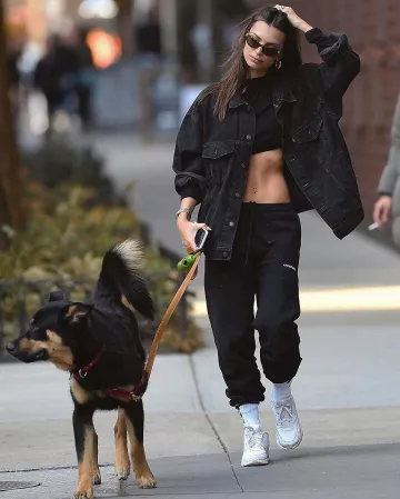 Chaqueta de camionero Levi's Dad usada por Emily Ratajkowski Ciudad de Nueva York 13 de marzo de 2020