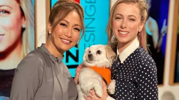 Tory burch Festonné Polka Dot Chemise en Soie porté par Iliza Shlesinger sur Le Talk 12 Mars 2020