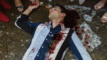 The striped shirt Sandro worn by Polo (Álvaro Rico) in the series Elite