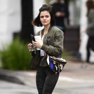 Louis Vuitton Lvxlol Bum Bag usado por Lucy Hale Los Ángeles 14 de marzo de 2020