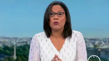 The short dress V-neck Karine Baste Regis in Télématin the 16.03.2020