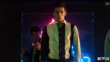 The striped shirt large Polo (Álvaro Rico) in Elite (S03E08)