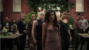 Dentelle Robe à Volants porté par Jessica (India de Beaufort) en Zoey Extraordinaire de la Playlist de la Saison 1 Épisode 6