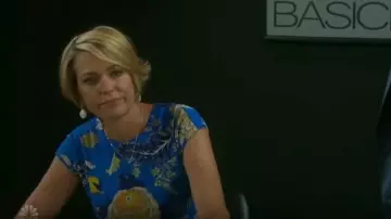 Sifflets de fleurs Exotiques Mélange de Soie de la Robe portée par Nicole Walker (Arianne Zucker) comme on le voit sur les Jours de Notre Vie, le 13 Mars 2020