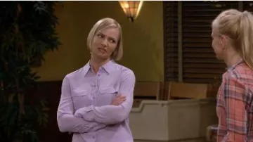 Pur­ple Sig­na­ture Blouse worn by Jill (Jaime Pressly) in Mom Season 7 Episode 18