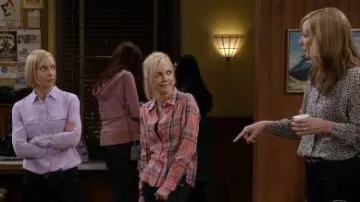 Camisa a cuadros rosa usada por Christy (Anna Faris) en Mom Temporada 7 Episodio 18