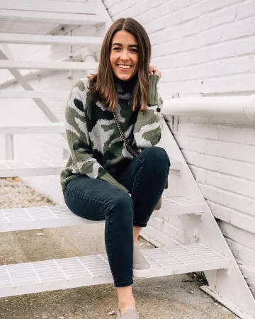Steve Madden Suede Sneakers de Liz Adams en la cuenta de Instagram @lizadams