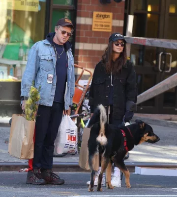 Nike Air Max Sneak­ers worn by Emily Ratajkowski New York City March 15, 2020