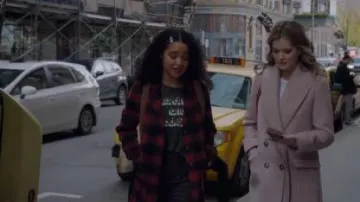 Abrigo rojo a cuadros usado por Kat Edison (Aisha Dee) en The Bold Type Temporada 4 Episodio 8