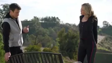 Noir Veste de survêtement porté par le Dr Grace Sawyer (Ali Larter) dans La première Saison 2 Épisode 14