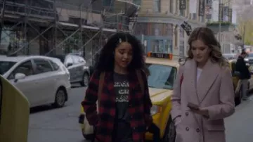 Abrigo de cuello de chal usado por Sutton Brady (Meghann Fahy) en The Bold Type Temporada 4 Episodio 8