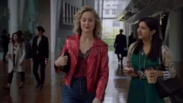 Cami estampado de encaje rojo usado por Jacqueline Carlyle (Melora Hardin) en The Bold Type Temporada 4 Episodio 8