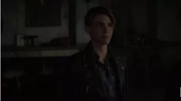 Chaqueta de cuero negro usada por Kate Kane (Ruby Rose) en Batwoman Temporada 1 Episodio 15