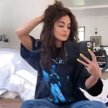 Funda telefónica de Vanessa Hudgens en la cuenta de Instagram @vanessahudgens