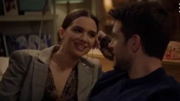 Top de seda con estampado negro usado por Jane Sloan (Katie Stevens) en The Bold Type Temporada 4 Episodio 8