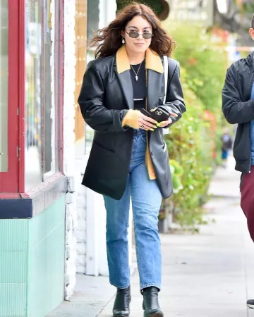 Camiseta con estampado del logotipo de Saint Laurent usada por Vanessa Hudgens Studio City 15 de marzo de 2020