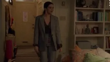 Chaqueta a cuadros grises usada por Jane Sloan (Katie Stevens) en The Bold Type Temporada 4 Episodio 8