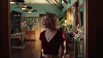 Rouge envelopper crop top porté par Melanie (Lucy Hale) comme on le voit dans le Fantasme de l'Île