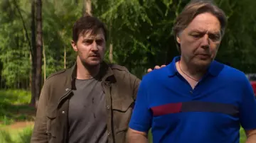 El polo azul de Hugo Boss usado por Doug Tripp (Shaun Dooley) en la serie Intimidation (S01E08)