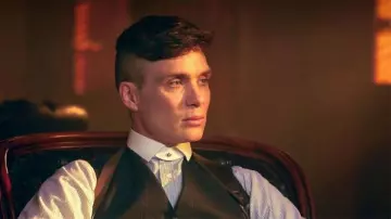 Le faux Col de chemise de Thomas Shelby (Cillian Murphy) dans la série Peaky Blinders (S02E03)