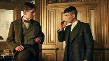L'ensemble de costume en tweed gris foncé porté par Thomas Shelby (Cillian Murphy) dans la série Peaky Blinders (S02E03)