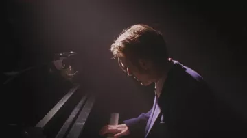 The navy blue blazer worn by Sebastian (Ryan Gosling) in the movie La La Land