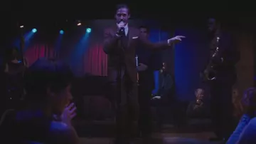El conjunto marrón claro de 3 piezas usado por Sebastian (Ryan Gosling) en la película La La Land