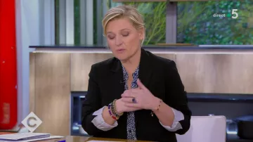 La clásica camisa de cuello estampado azul de Anne-Élisabeth Lemoine en C à vous el 16.03.2020