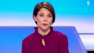 La camisa de cuello victoriano fluida de ciruela de Mélanie Taravant en C à dire el 16.03.2020